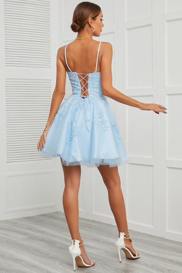 Vestido de baile curto de tulle azul com apliques